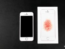 Review of the Apple iPhone SE smartphone: more does not mean better iPhone se in hand